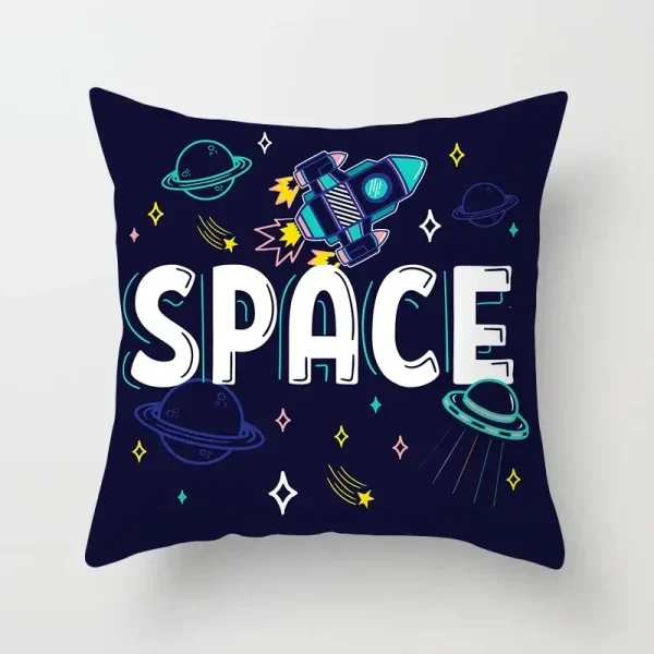 Dekoratives Kissen mit Weltraummotiv, inklusive Rakete, Planeten und Sternen, ideal für Science-Fiction-Fans und Raumfahrtenthusiasten. Perfekt für Wohnzimmer, Schlafzimmer oder als Geschenk.