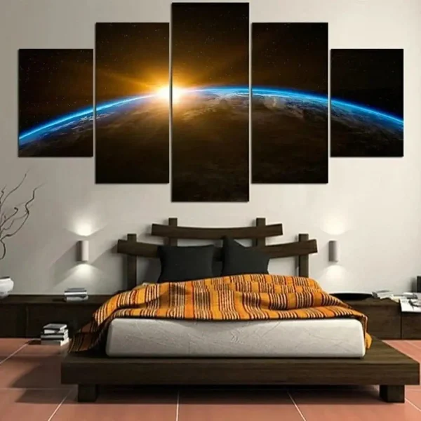 Modernes Schlafzimmer mit Wandbild eines Sonnenaufgangs über der Erde aus dem All, schafft eine inspirierende Atmosphäre.