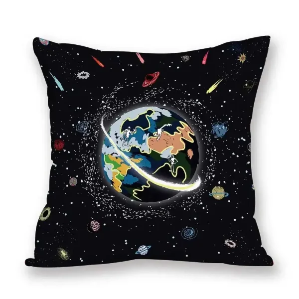 Dekoratives Kissen mit Weltkarte im Weltall-Design, zeigt Erde umgeben von Planeten, Sternen und Galaxien auf schwarzem Hintergrund, ideal für Wissenschafts- und Raumfahrtliebhaber.