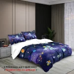 Bettwäsche-Set mit Kissen und Decke im Weltraumdesign, zeigt Planeten, Raketen und Sterne, perfekt für Weltraumfans.