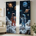 Zwei Astronauten in Raumanzügen schweben in einer fantasievollen Weltraumkulisse mit Planeten und Sternen, die auf einer dekorativen Gardine abgebildet sind.