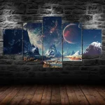 Faszinierende Weltraumkunst mit Sternen, Planeten und Bergen auf mehreren Leinwänden, ideal für Wissenschafts- und Dekorationsliebhaber.