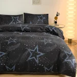 Bettwäsche mit Weltraummotiv, Sterne und Galaxien, in dunklen Blau- und Grautönen, perfekt für Weltraumfans und Kinderzimmer.
