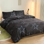 Bettwäsche mit Sternen- und Galaxiemotiv in dunklen Tönen, perfekt für Weltraum- und Astronomie-Fans, sorgt für eine gemütliche Atmosphäre im Schlafzimmer.