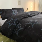 Bettwäsche mit galaktischem Sternen- und Sternbild-Design in Schwarz und Blau, perfekt für Weltraumfans und Schlafzimmerdekoration.