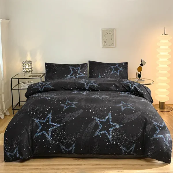 Bettwäsche mit Sternenmuster in Schwarz und Blau, perfekt für ein modernes Schlafzimmer. Hochwertiges Material, das Komfort und Stil vereint.