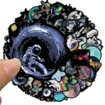 Detailliertes Bild eines Astronauten, der in einem schwarzen Loch schwebt, umgeben von kosmischen Elementen und Sternen, symbolisiert die Erforschung des Weltraums und wissenschaftliche Entdeckungen.