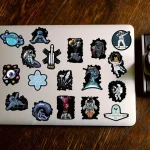 Sammlung von Weltraum- und Astronautenstickern auf einem Laptop, ideal für Science-Fiction- und Astronomie-Enthusiasten.