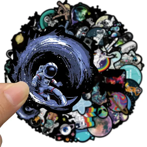 Detailliertes Bild eines Astronauten, der in einem schwarzen Loch schwebt, umgeben von kosmischen Elementen und Sternen, symbolisiert die Erforschung des Weltraums und wissenschaftliche Entdeckungen.
