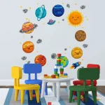 Bunte Wanddekoration mit lachenden Planeten, Sonne und Rakete für Kinderzimmer, fördert Lernen über das Sonnensystem.