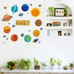 Bunte Wanddekoration eines Sonnensystems mit Planeten, Sonne und Sternen, ideal für Kinderzimmer, fördert das Interesse an Astronomie.