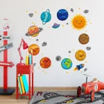 Bunte Wanddekoration mit Planeten, Sonne und Sternen für Kinderzimmer, ideal für Weltraum- und Astronomie-Liebhaber, fördert Fantasie und Lernen.