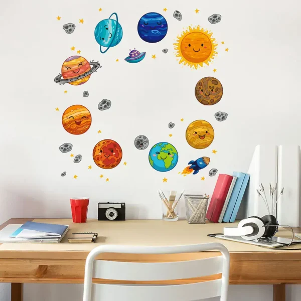 Bunte Wanddekoration eines Sonnensystems mit lachenden Planeten, Sonne und Asteroiden, ideal für Kinderzimmer oder Lernräume.