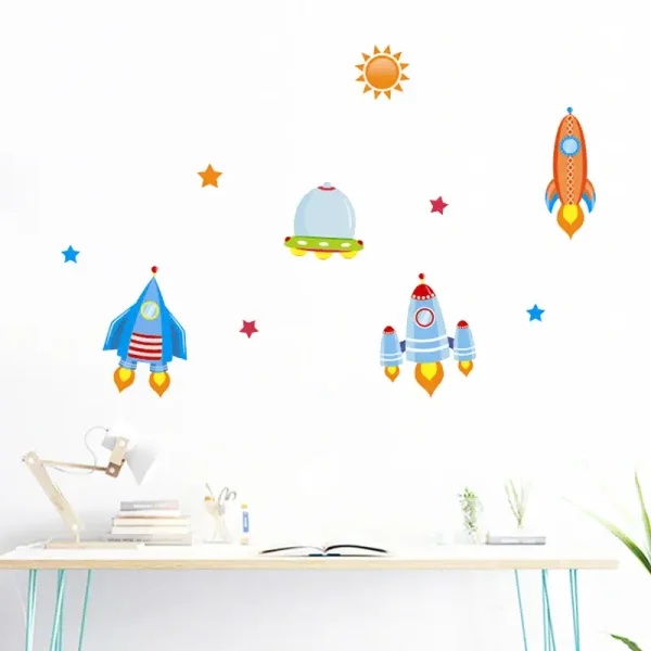 Bunte Weltraum-Raumschiff Wandaufkleber für Kinderzimmer, ideal für Weltraum- und Science-Fiction-Themen. Perfekt für kreative Raumgestaltung und Kinderzimmerdekoration.