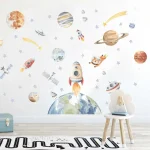Bunte Weltraum-Wanddekoration mit Raketen, Planeten und Astronauten für Kinderzimmer, inspiriert von Raumfahrt und Wissenschaft.