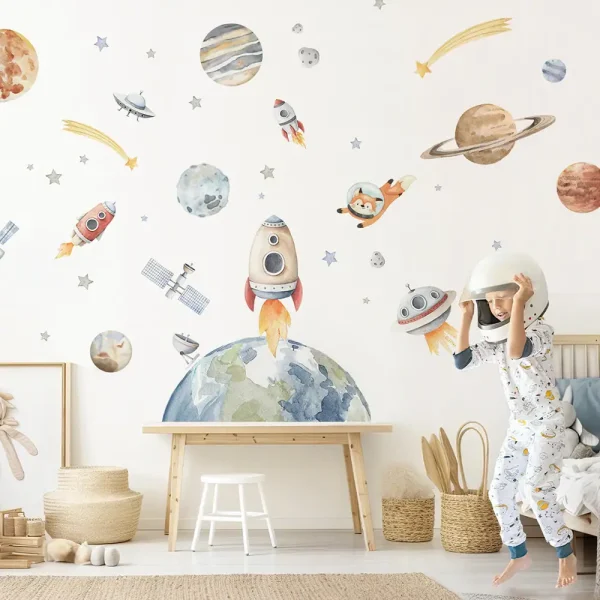 Kinderzimmer mit Weltraum-Wanddeko, inklusive Raketen, Planeten und Astronauten, ideal für kleine Astronauten und Weltraumfans.