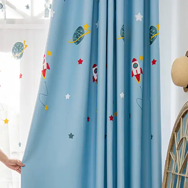 Helle blaue Vorhang mit Weltraum-Motiven wie Raketen, Planeten und Sternen, ideal für Kinderzimmer oder Wissenschaftsdekorationen.