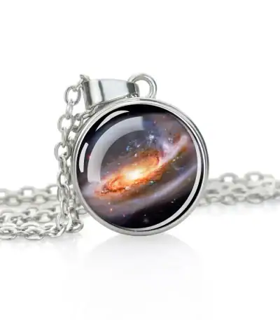 Eleganter Anhänger mit Galaxie-Design, der den Sternenhimmel und das Universum zeigt, ideal für Science-Fans und Astronomie-Liebhaber.
