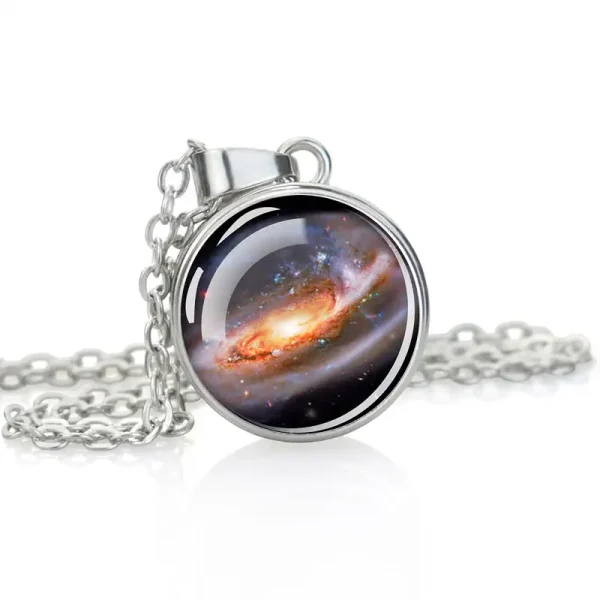 Eleganter Anhänger mit Galaxie-Design, der den Sternenhimmel und das Universum zeigt, ideal für Science-Fans und Astronomie-Liebhaber.