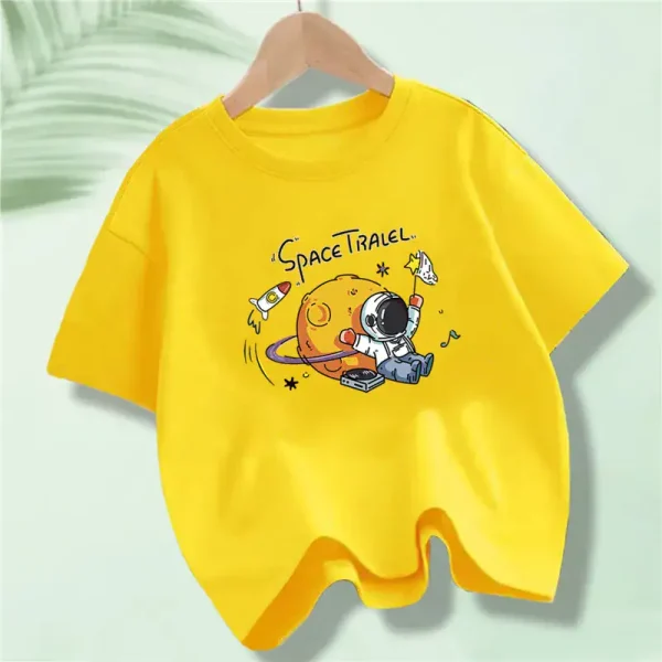 Buntes Kinder-T-Shirt in Gelb mit Weltraum-Motiv, Astronaut und Planet, ideal für kleine Weltraumfans, bequem und modisch.