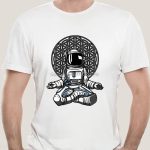 Illustration eines niedlichen Raumfahrers in Meditationspose auf einem weißen T-Shirt, mit geometrischem Hintergrund. Perfekt für Science-Fiction- und Weltraumfans.