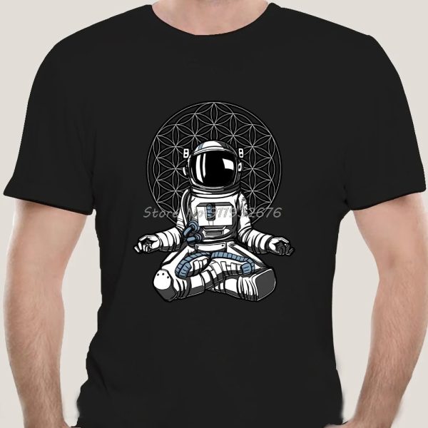 Illustration eines niedlichen Raumfahrers in Meditationspose vor einem geometrischen Hintergrund, ideal für Science-Fiction- und Weltraumfans.