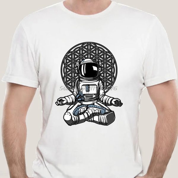 Illustration eines niedlichen Raumfahrers in Meditationspose auf einem weißen T-Shirt, mit geometrischem Hintergrund. Perfekt für Science-Fiction- und Weltraumfans.