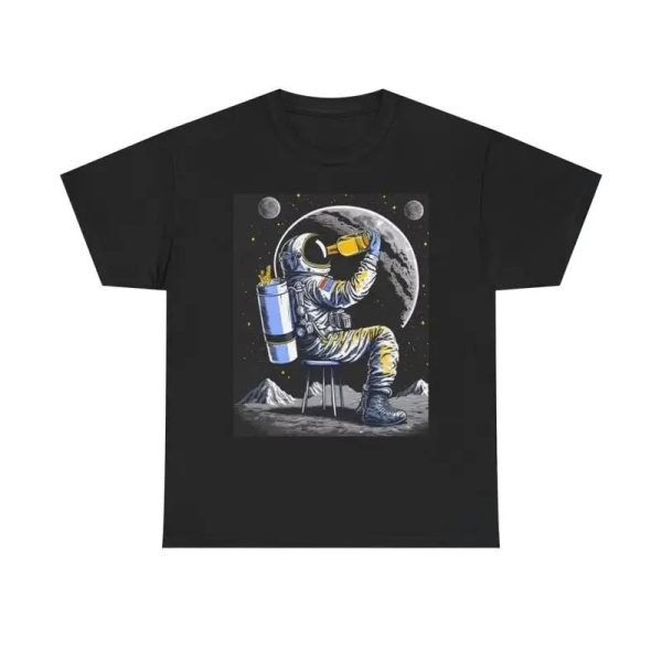 Raumfahrer in Astronautenanzug auf dem Mond sitzend, mit Erde im Hintergrund, umgeben von Sternen und Planeten, detailreiche Illustration.