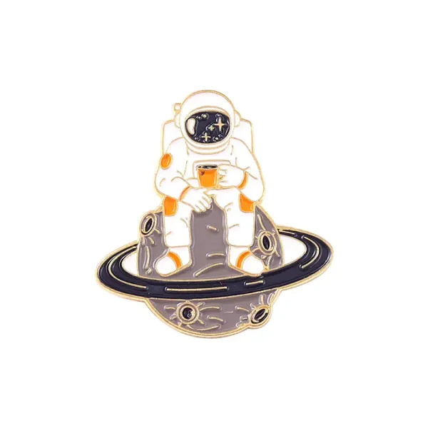 Astronauten-Anstecker mit Weltraummotiv, sitzend auf einem Planetenring, hält ein Glas mit Getränk, detailreiche Illustration im Science-Fiction-Stil.