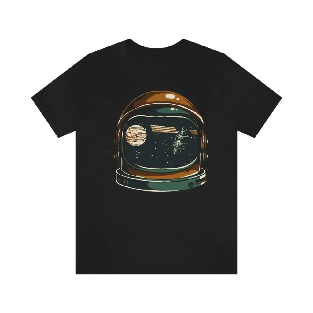 Schwarzes T-Shirt mit Astronautenhelm-Design, das den Weltraum mit Planeten und Sternen zeigt. Perfekt für Weltraum- und Science-Fiction-Fans.
