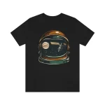 Schwarzes T-Shirt mit Astronautenhelm-Design, das den Weltraum mit Planeten und Sternen zeigt. Perfekt für Weltraum- und Science-Fiction-Fans.