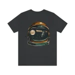Schwarzes T-Shirt mit Astronautenhelm-Design, das Planeten und Sterne im Raum zeigt, ideal für Weltraum- und Wissenschaftsbegeisterte.