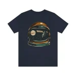 Dunkles T-Shirt mit einem stilisierten Raumhelm, der den Weltraum mit Planeten und Sternen zeigt, ideal für Science-Fiction- und Astronomie-Fans.