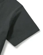Nahaufnahme eines schwarzen T-Shirts mit kurzen Ärmeln, Stoffstruktur und sauberen Nähten sichtbar, ideal für Alltags- und Freizeitkleidung.