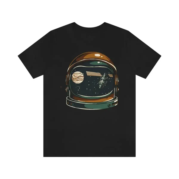 Schwarzes T-Shirt mit Astronautenhelm-Design, das den Weltraum mit Planeten und Sternen zeigt. Perfekt für Weltraum- und Science-Fiction-Fans.
