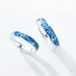 Zwei silberne Ringe mit blauer Meereswellen-Design, ideal für Liebhaber von Meeresmotiven und Sternzeichen. Perfekt als Schmuckstück oder Geschenk.