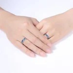 Nahaufnahme von zwei Händen mit Ringen, die sich berühren, symbolisieren Verbindung und Liebe.