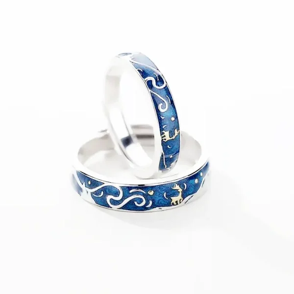 Zwei silberne Ringe mit blauer Emaille und Meeresmotiven, symbolisieren Wasser und Wellen, ideal als Geschenk oder Dekoration.