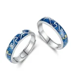 Elegantes Set von zwei Ringen mit Sternzeichen-Motiven, blauer Emaille und goldenen Akzenten, ideal für Schmuckliebhaber und Astrologie-Fans.