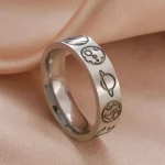 Edelstahlring mit astrologischen Symbolen für Sternzeichen, perfekt als Schmuckstück oder Geschenk für Astrologie-Enthusiasten.