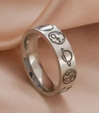 Edelstahlring mit astrologischen Symbolen für Sternzeichen, perfekt als Schmuckstück oder Geschenk für Astrologie-Enthusiasten.