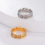 Zwei Ringe mit wissenschaftlichen Symbolen, einer in Silber und einer in Gold, auf weißem Hintergrund. Perfekt als Schmuckstück für Wissenschaftsbegeisterte.