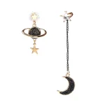 Hochwertige Weltraum-Ohrringe mit Stern- und Mondmotiven, perfekt für Science-Fashion-Liebhaber. Elegantes Schmuckstück, das Astronomie und Stil verbindet.