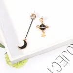 Elegante Ohrringe mit Mond- und Sternmotiven, inspiriert von Astronomie, perfekt für Science- und Dekorationsliebhaber. Hochwertiges Design, ideal als Geschenk oder Accessoire.