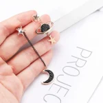 Schmuckanhänger mit Planet, Sternen und Mond, detailreiches Design, ideal für Weltraum- und Astronomie-Fans, handgefertigt, hochwertig verarbeitet.