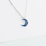 Himmlischer Mondanhänger mit blauer Emaille und kleinen Sternen, an einer feinen Silberkette. Perfektes Schmuckstück für Science-Fans und Astronomie-Liebhaber.