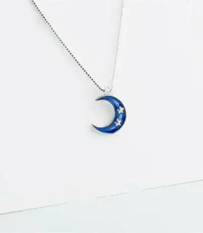 Himmlischer Mondanhänger mit blauer Emaille und kleinen Sternen, an einer feinen Silberkette. Perfektes Schmuckstück für Science-Fans und Astronomie-Liebhaber.