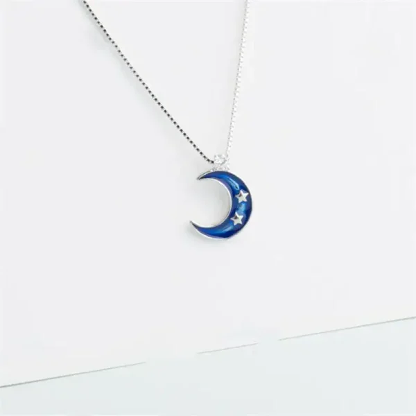 Himmlischer Mondanhänger mit blauer Emaille und kleinen Sternen, an einer feinen Silberkette. Perfektes Schmuckstück für Science-Fans und Astronomie-Liebhaber.