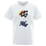 T-Shirt mit Astronauten-Design, der an Ballons mit Planeten hängt, ideal für Wissenschafts- und Raumfahrtfans.