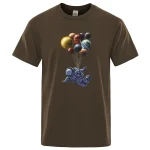 Illustration eines Astronauten, der mit einem Ballon aus Planeten im All schwebt, auf braunem T-Shirt.